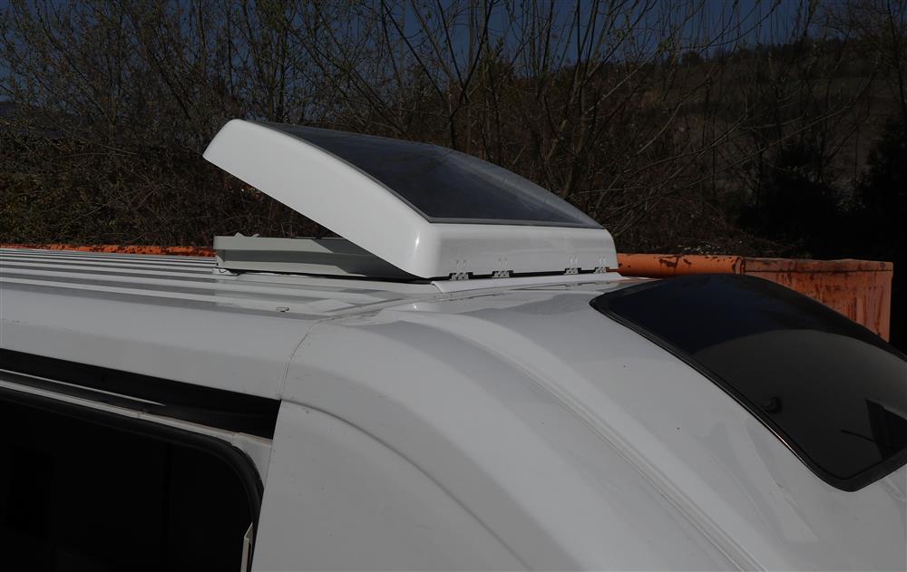 Dometic Midi Heki Style mit Kurbel Dachhaube, 700x500mm Weiß